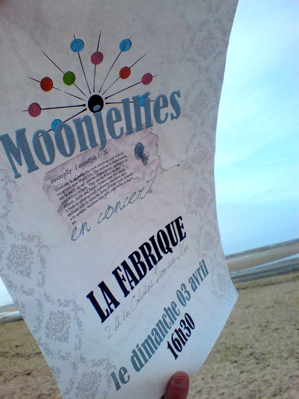 le groupe avait accroché ses affiches sur le ciel