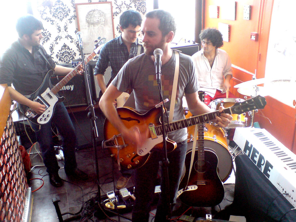 le groupe n'a pas pris la pose, c'était en plein concert...