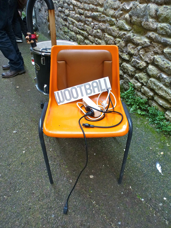 une orange chaise électrique unplugged